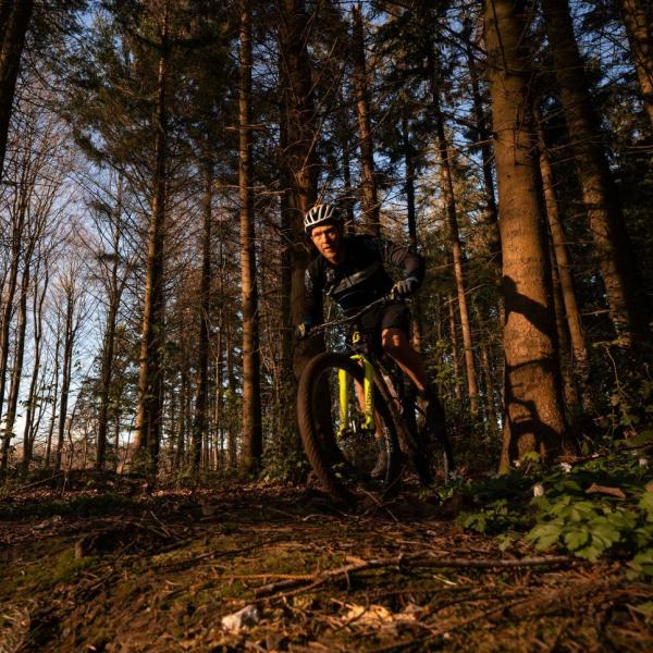 Mand på mountainbike på Svendborg MTB spor