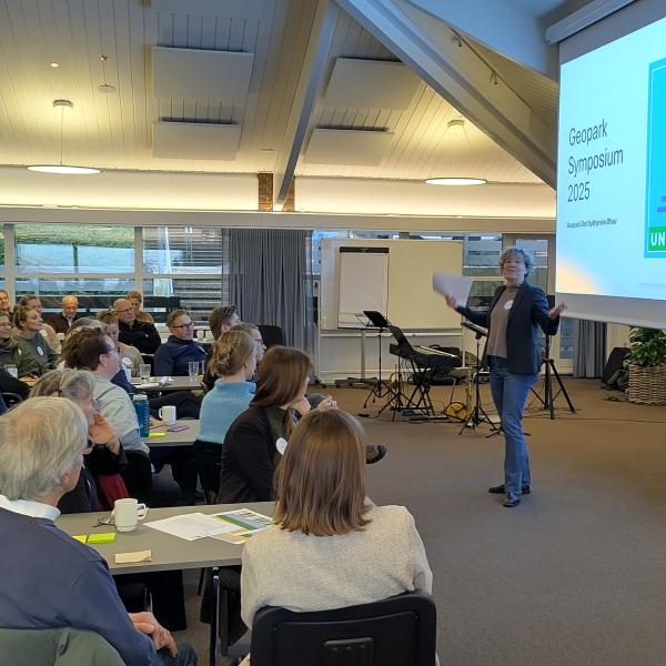 Christine Antorini holder oplæg ved geoparkens symposium 2025