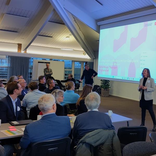 Astrid Bruus Thomsen holder oplæg ved geoparkens symposium 2025