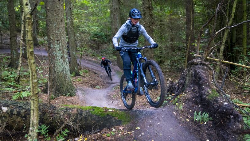 Ryttere på det blå MTB-Spor Svanninge Bakker