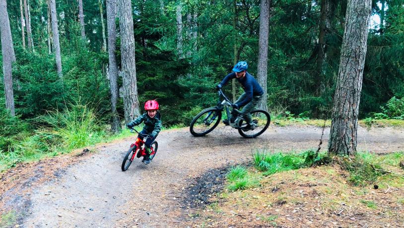 Far og søn på mountainbike i Svanninge Bakker