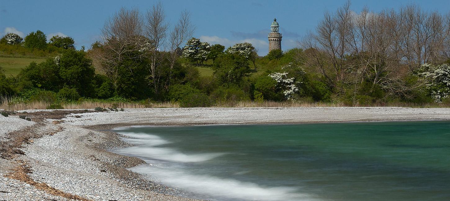 Stranden med rullestensvold på næbbets nordvestlige del fotograferet mod vest (skjoldnæs fyr)