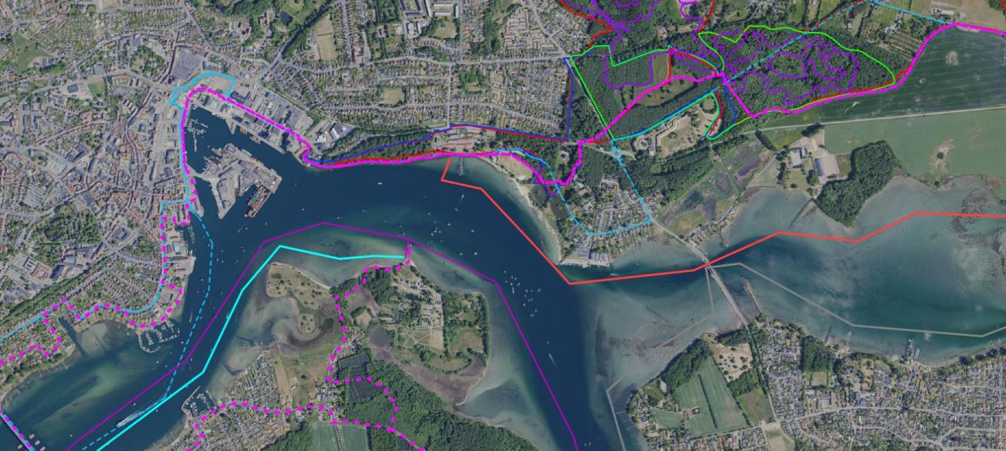 Luftfoto af Christiansminde med markerede ruter