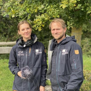 Geoparkens sekretariatsleder og geolog på podcast optagelse