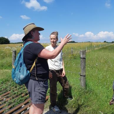 To personer i dialog om Rewilding på Naturdestination Skovsgaard