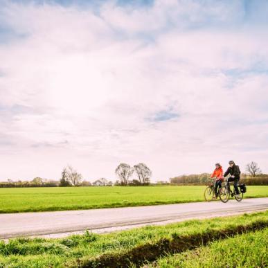 To cyklister på landevej på Sydfyn