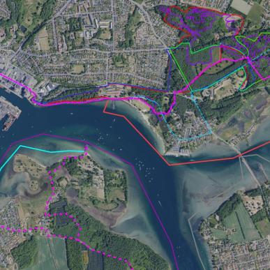 Luftfoto af Christiansminde med markerede ruter